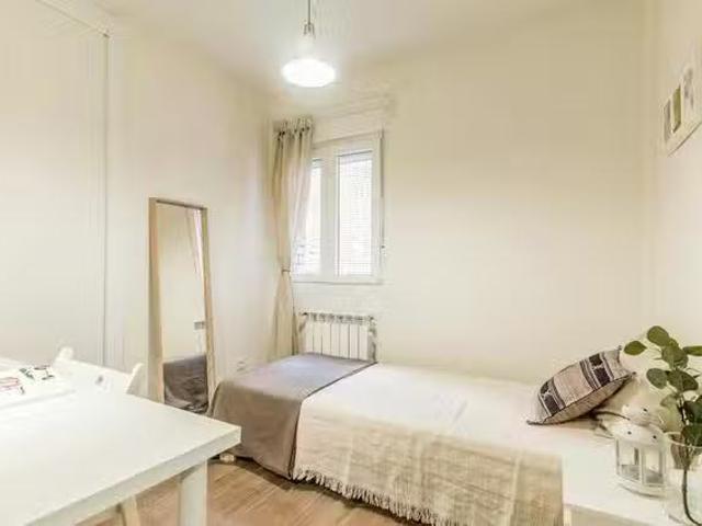 ¡En alquiler! Habitación en Paseo de la Reina Cristina, Jeróni.
