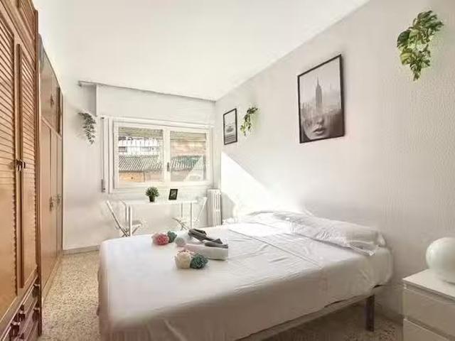 Único Habitación en Paseo Echegaray y Caballero, Casco Antiguo