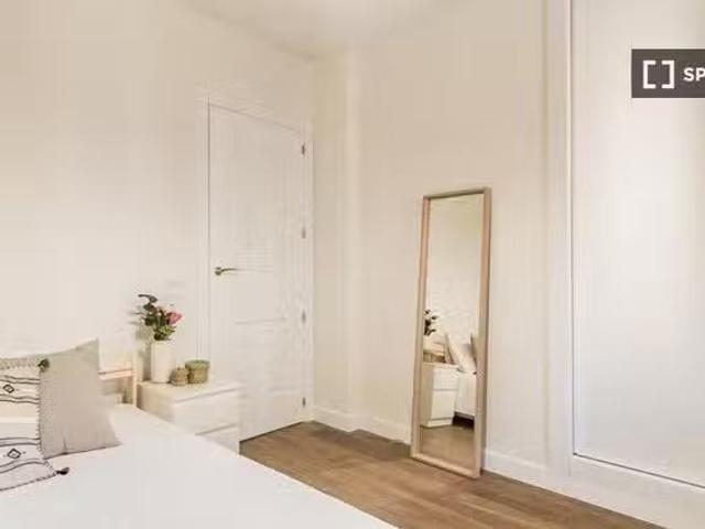 ¡Oferta! Habitación en piso compartido de 6 habitaciones en Je.
