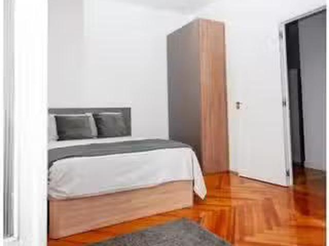 Bonito Habitación en piso compartido de 8 habitaciones en Alma.