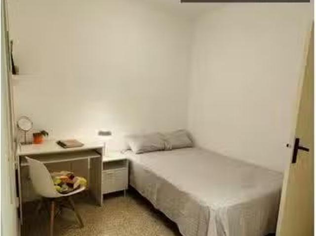Único Habitación en piso compartido de 3 habitaciones en La Sa.