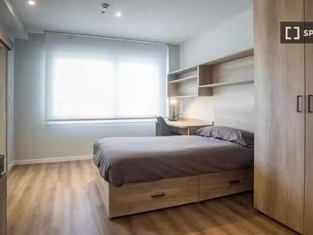 Único Habitación en piso compartido en alquiler en Txurdinaga.