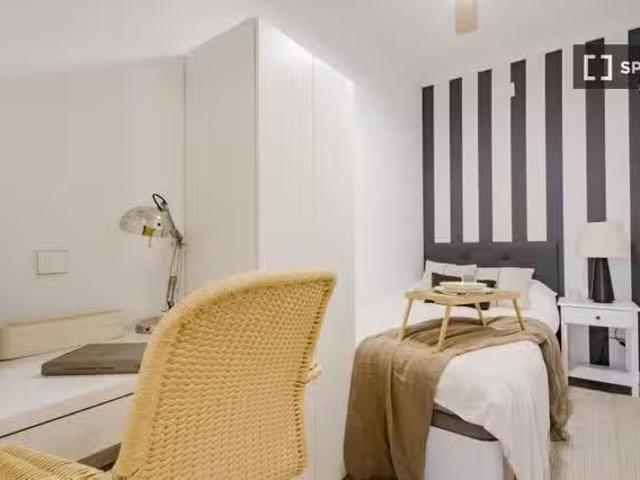 Encantador Habitación en piso compartido en Castillejos, Madrid