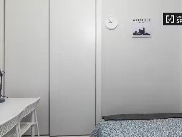 Barato Habitación en piso de 5 dormitorios en L'Eixample, Vale.