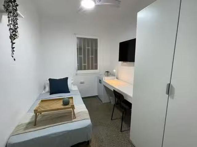 Acogedor Habitación en Rambla de Badal, Sants Montjuïc