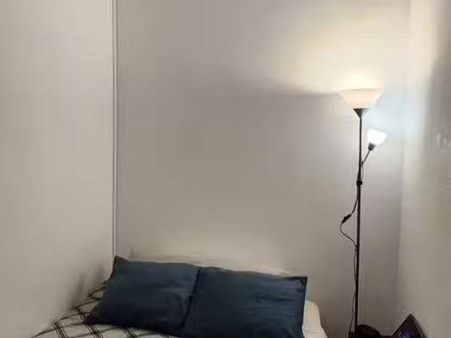 ¡Recién llegado! Habitación en Ronda de la Universitat, L'Eixa.