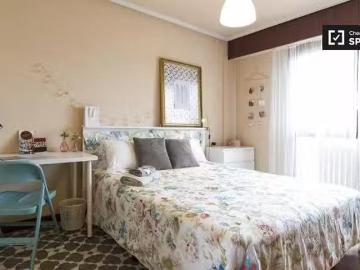 ¡En alquiler! Habitación luminosa en apartamento de 3 dormitor.