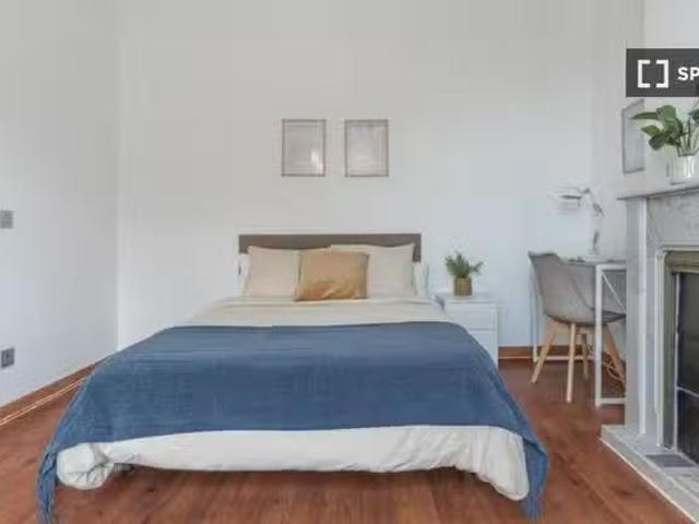 ¡Recién llegado! Habitación luminosa en un apartamento de 8 do.