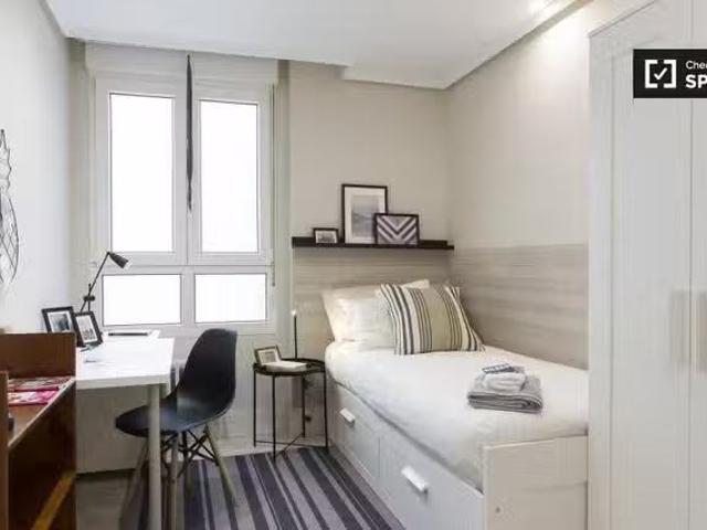 Nuevo Habitación luminosa para alquilar en un gran apartamento.