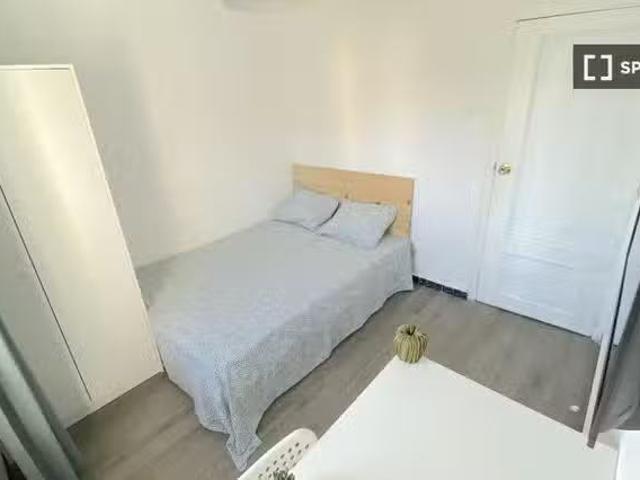 Nuevo Habitación soleada cerca del centro con cama de matrimon.
