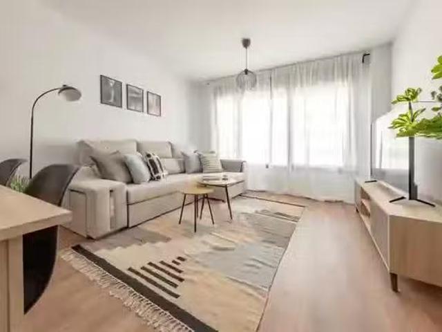 ¡Renta! Piso de 2 habitaciones en Calle Ferenc Puskas 235