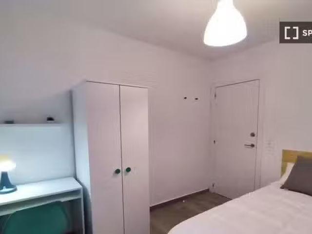 ¡Oferta! Se alquila habitación compartida en Casería de Montij.
