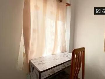 Bonito Se alquila habitación grande en apartamento de 4 dormit.