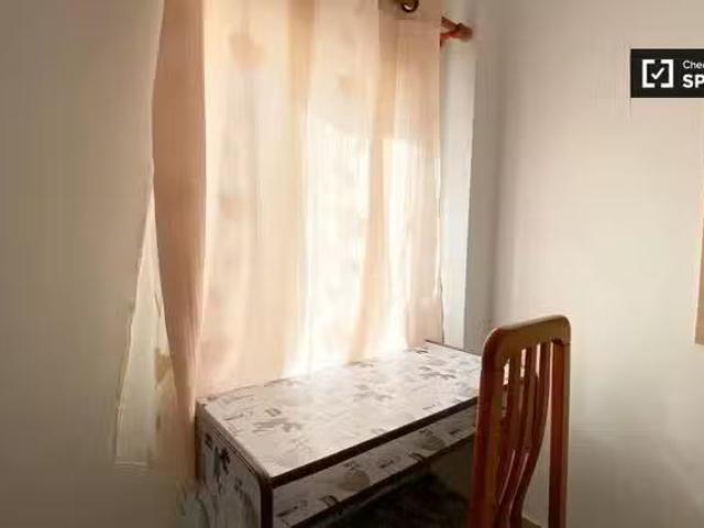 ¡Oferta! Se alquila habitación grande en apartamento de 4 dorm.