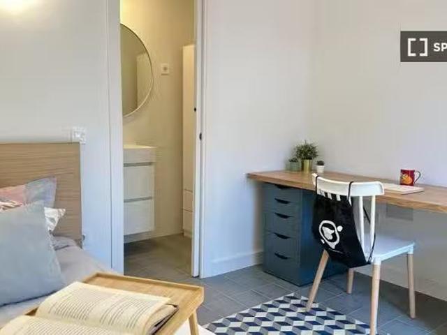 ¡Oferta! Se alquila habitación en coliving de 20 habitaciones.