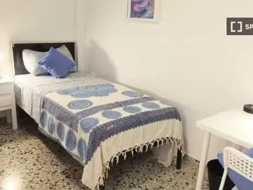 Acogedor Se alquila habitación en apartamento de 4 dormitorios.