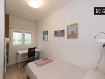 ¡Oferta! Se alquila habitación en apartamento de 4 dormitorios.