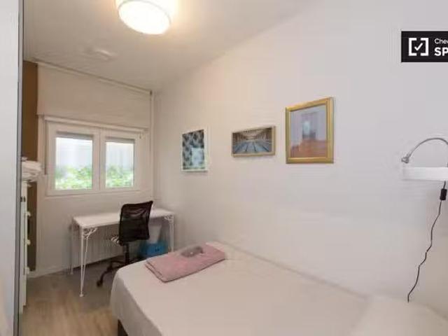 Acogedor Se alquila habitación en apartamento de 4 dormitorios.