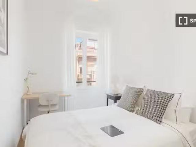 Barato Se alquila habitación en apartamento de 4 dormitorios e.