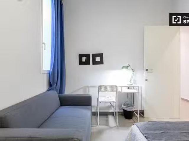 Nuevo Se alquila habitación en apartamento de 5 dormitorios en.