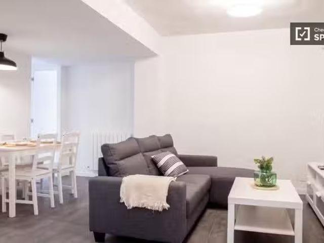 Acogedor Se alquila habitación en apartamento de 5 dormitorios.
