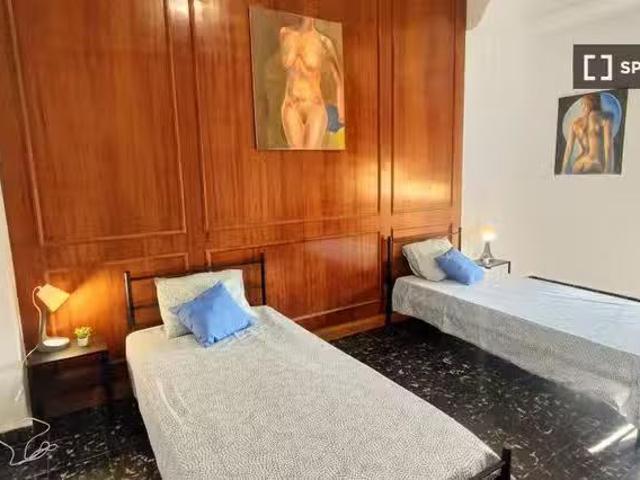 ¡Oferta! Se alquila habitación en apartamento de 6 dormitorios.