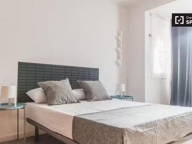 Barato Se alquila habitación en apartamento de 6 dormitorios e.