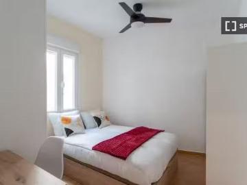 Barato Se alquila habitación en el apartamento de 5 dormitorio.