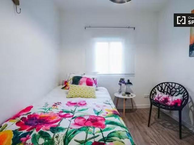 Bonito Se alquila habitación en el moderno apartamento de 3 do.