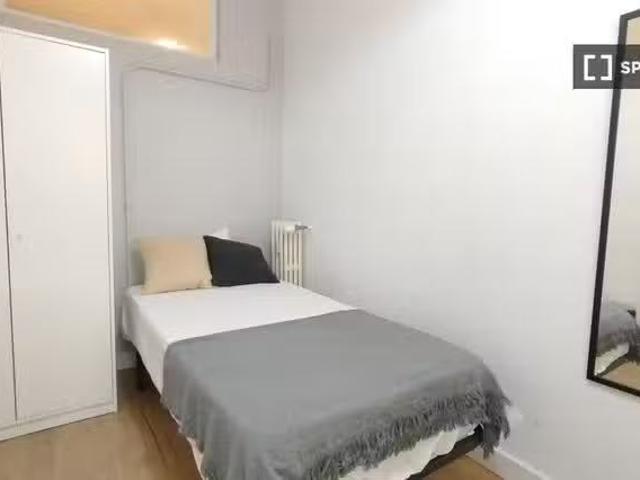 Barato Se alquila habitación en piso compartido de 6 habitacio.
