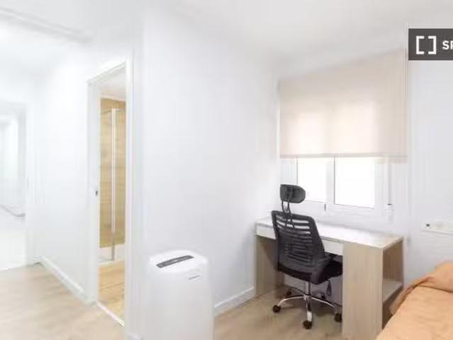 Nuevo Se alquila habitación en piso compartido de 8 habitacion.