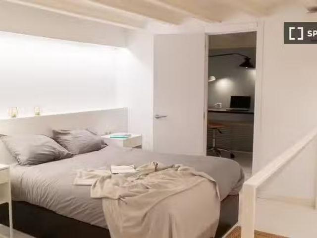 Nuevo Se alquila habitación en piso de 4 dormitorios en Barcel.