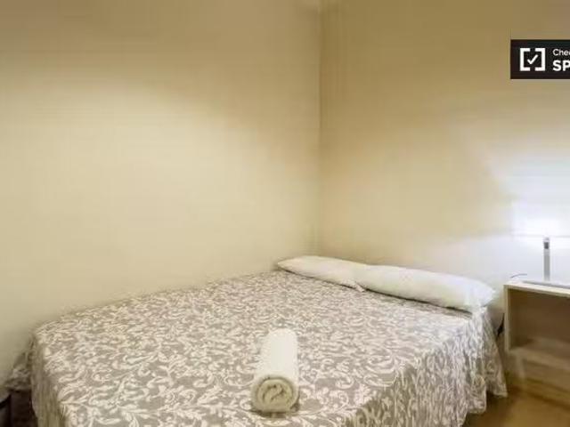 Único Se alquila habitación en piso de 4 dormitorios en Barcel.