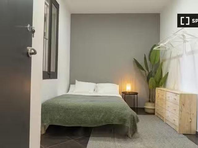 ¡Recién llegado! Se alquila habitación en piso de 4 dormitorio.