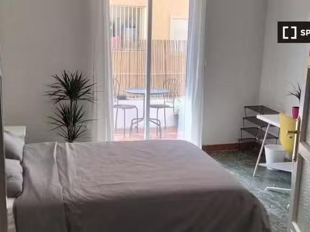 ¡Oferta! Se alquila habitación en piso de 4 dormitorios en San.