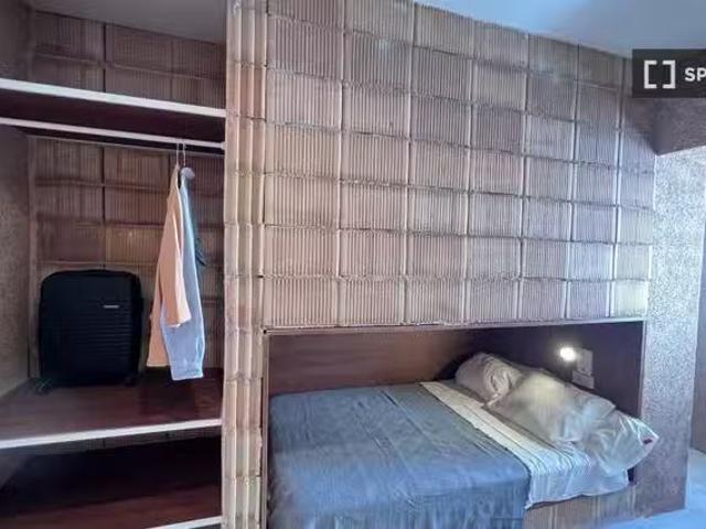 ¡Oferta! Se alquila habitación en piso de 4 habitaciones en Be.