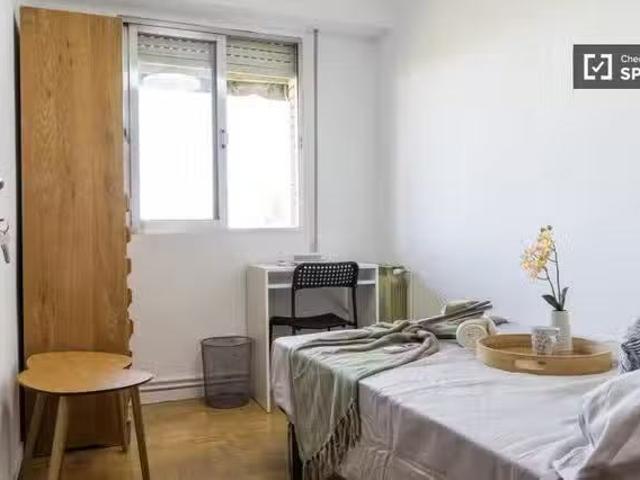 ¡Oferta! Se alquila habitación en piso de 5 habitaciones, Vist.