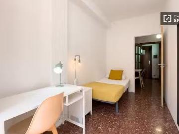 ¡Recién llegado! Se alquila habitación en piso de 6 habitacion.