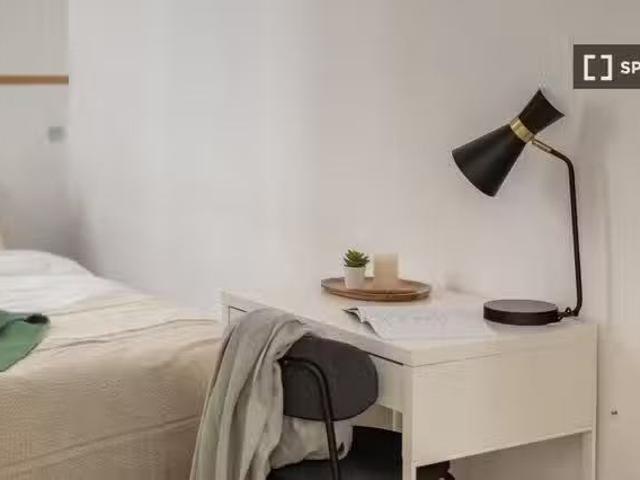 Nuevo Se alquila habitación en piso de 6 habitaciones en Barce.