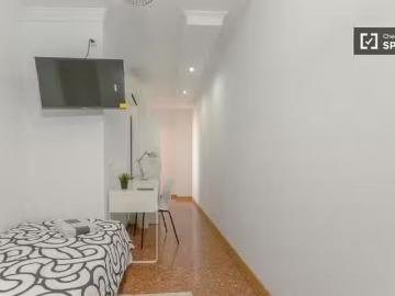 Nuevo Se alquila habitación en piso de 6 habitaciones en Burja.