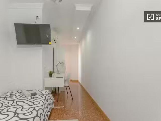 Barato Se alquila habitación en piso de 6 habitaciones en Burj.