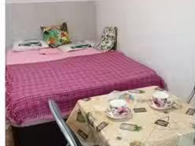 ¡Oferta! Se alquila habitación en piso de 6 habitaciones en Ma.