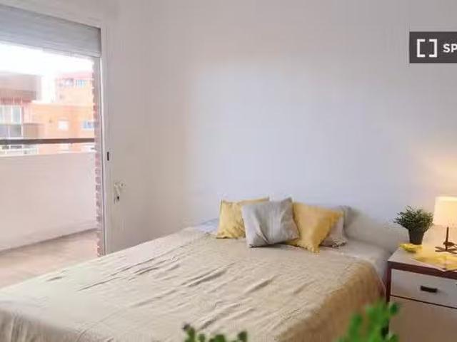 ¡Renta! Se alquila habitación en piso de 7 habitaciones en Pat.
