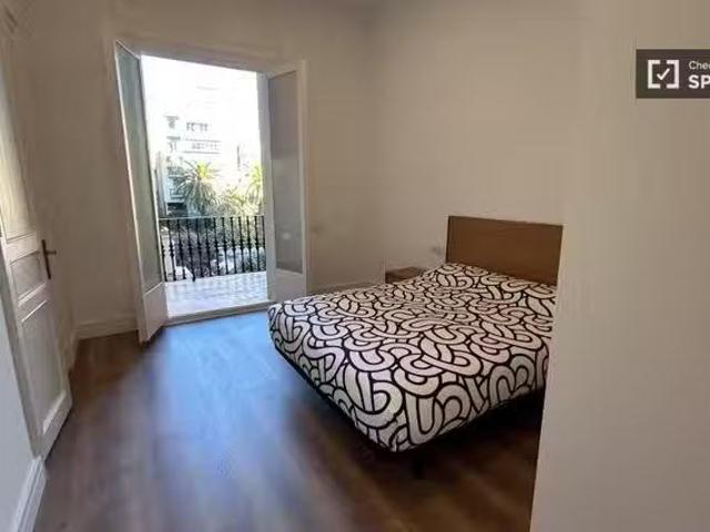 ¡En alquiler! Se alquila habitación en piso de 8 habitaciones.