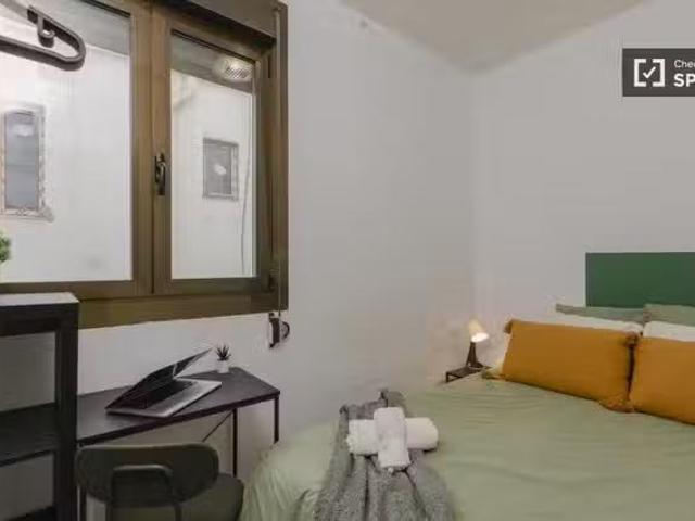 Nuevo Se alquila habitación en piso de 8 habitaciones en Extra.
