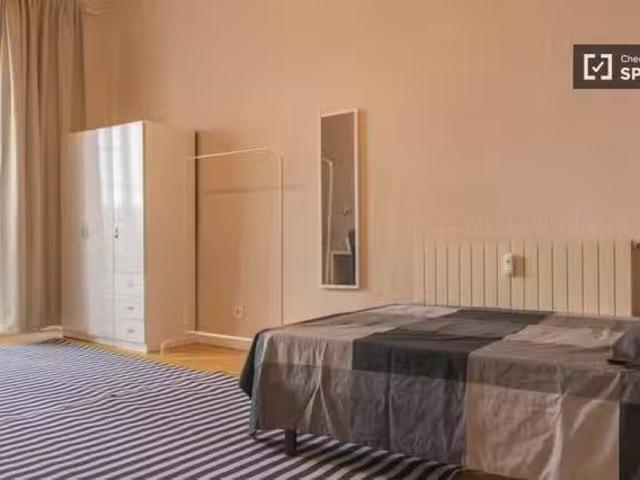 ¡Renta! ¡Se alquila habitación en piso de 9 habitaciones!