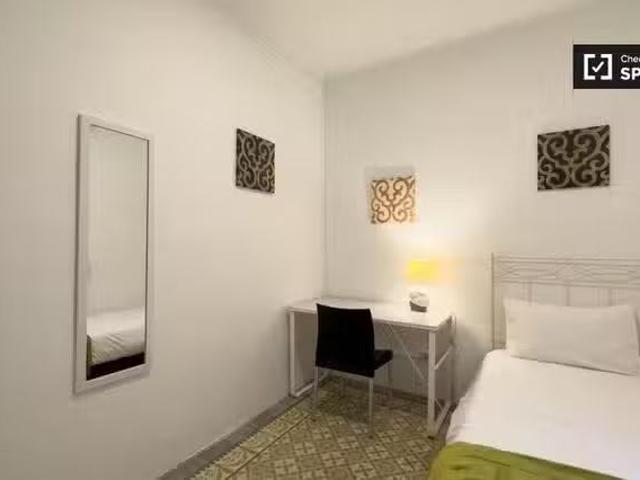 ¡Oferta! Se alquila habitación en piso de 9 habitaciones en Ba.