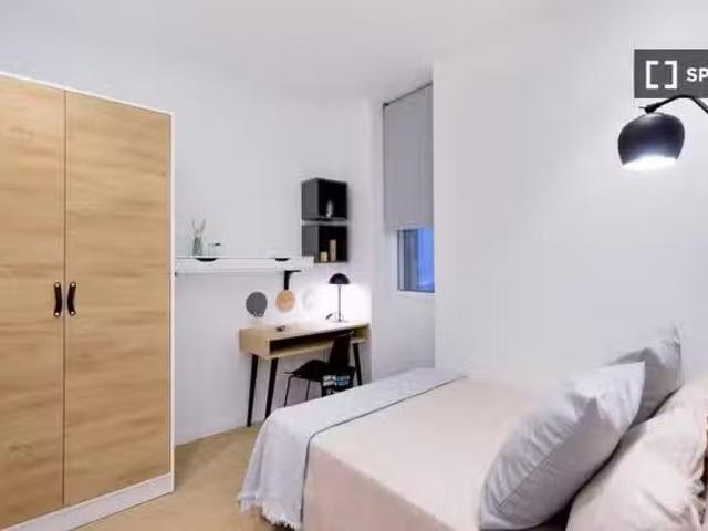 ¡Oferta! Se alquila habitación en piso de 2 dormitorios en Val.