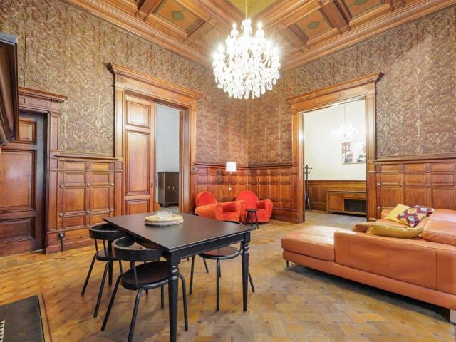 Uniek authentiek gelijkvloers appartement met buitenruimte