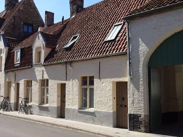 Uniek Brugs godshuisje met grote tuin in het centrum Brugge